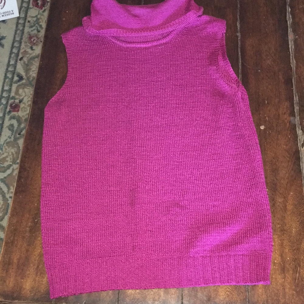 Sleeveless turtleneck sweater/blouse